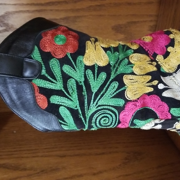 Boots - Picture 5 of 7